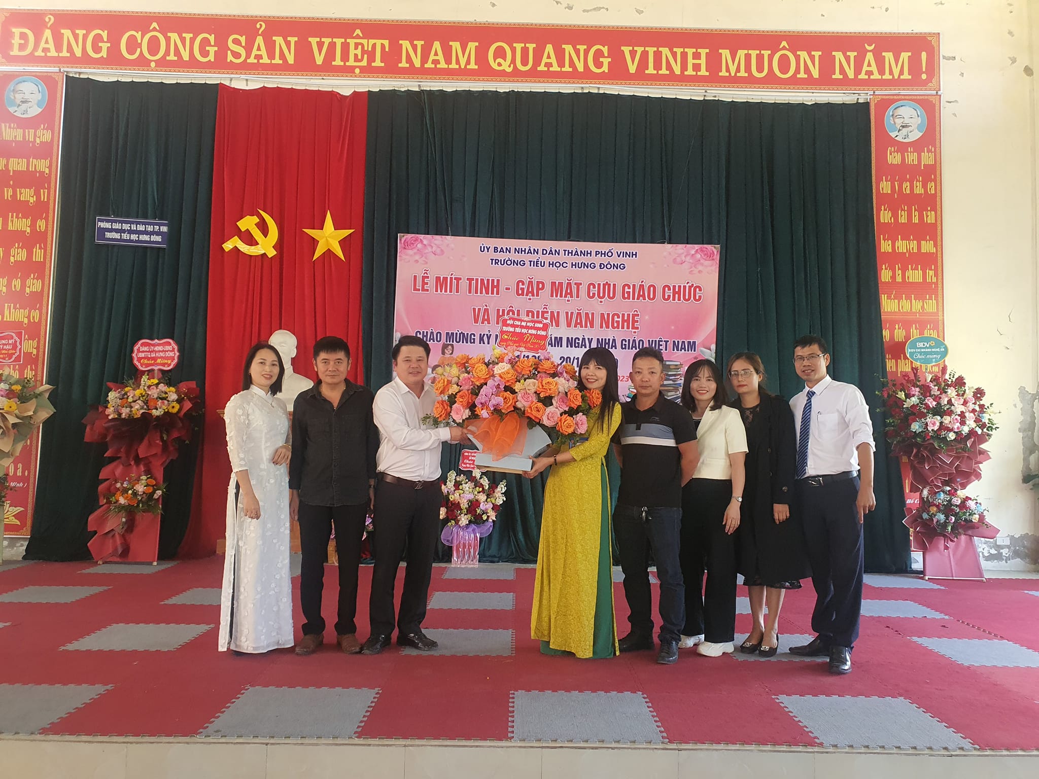 TRƯỜNG TIỂU HỌC HƯNG ĐÔNG TỔ CHỨC BUỔI GẶP GỠ CỰU GIÁO CHỨC VÀ GIAO LƯU VĂN NGHỆ VỚI CÁC TỔ CHỨC ĐOÀN THỂ