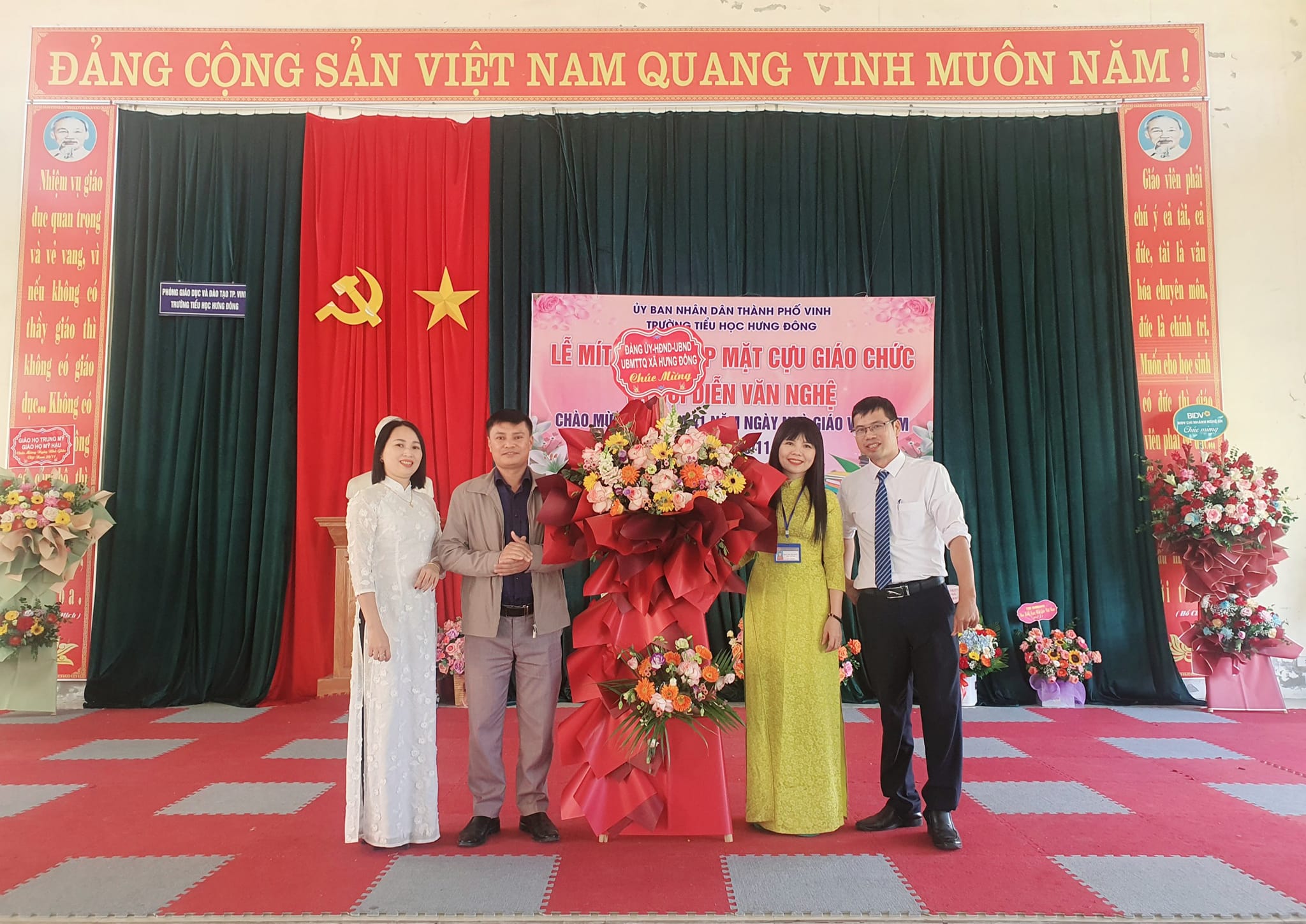 TRƯỜNG TIỂU HỌC HƯNG ĐÔNG TỔ CHỨC BUỔI GẶP GỠ CỰU GIÁO CHỨC VÀ GIAO LƯU VĂN NGHỆ VỚI CÁC TỔ CHỨC ĐOÀN THỂ