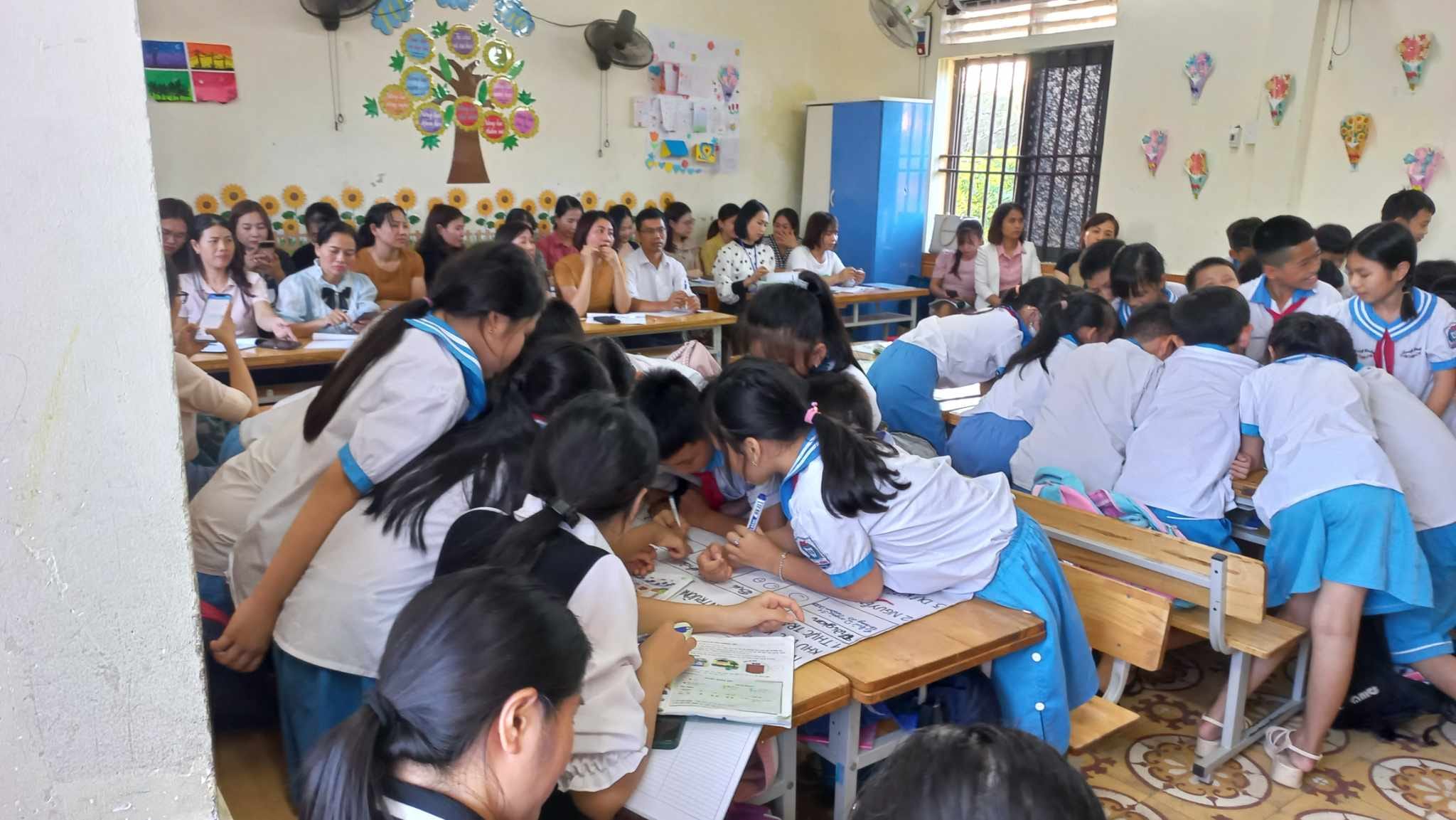 TRƯỜNG TIỂU HỌC HƯNG ĐÔNG - GIÁO VIÊN KHỐI 4 ĐÃ THỰC HIỆN THÀNH CÔNG SINH HOẠT CHUYÊN MÔN CẤP TRƯỜNG - CHUYÊN ĐỀ DẠY HỌC HOẠT ĐỘNG TRẢI NGHIỆM.